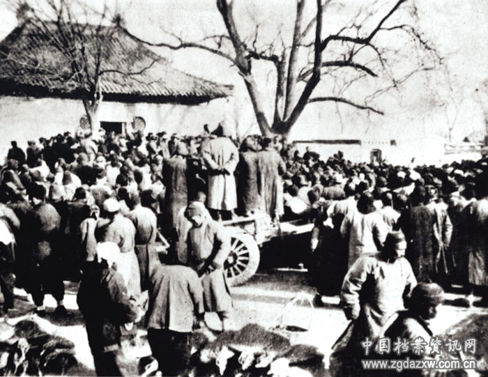 “一二·九”运动后期,平津学生南下扩大宣传团成立,学生运动开始走向与工农相结合的道路。图为宣传团在河北固安进行抗日宣传。