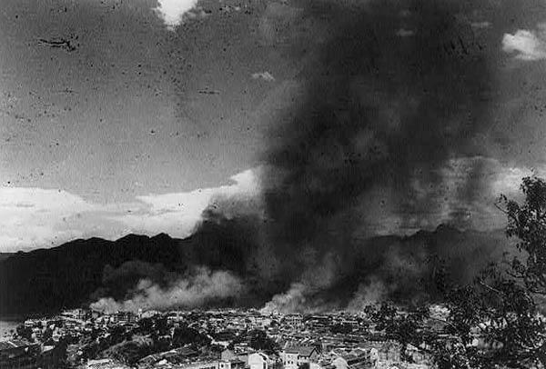 日军轰炸引起的大火2。