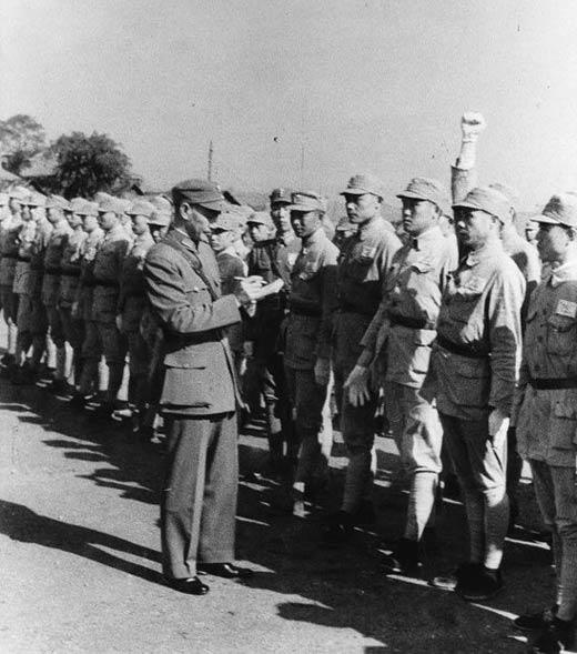 重庆，军官训练团营地，蒋介石演讲接受后的视察点名。