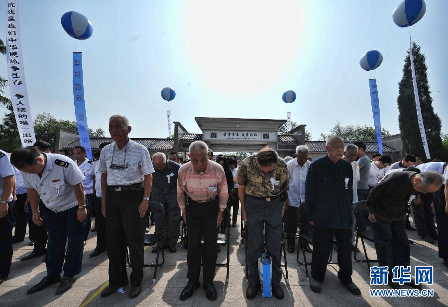 9月15日，在湖南省怀化市芷江县中国人民抗日战争胜利受降旧址，抗战老兵们与当地各界人士向抗战英烈鞠躬致敬。