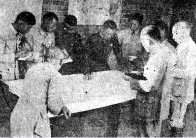 草鞋岭歼灭战中，师长覃毕之于幕僚研究作战方案。