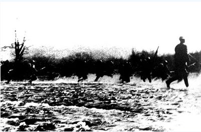 第三次长沙会战中，中国士兵乘胜追击日军的情景。