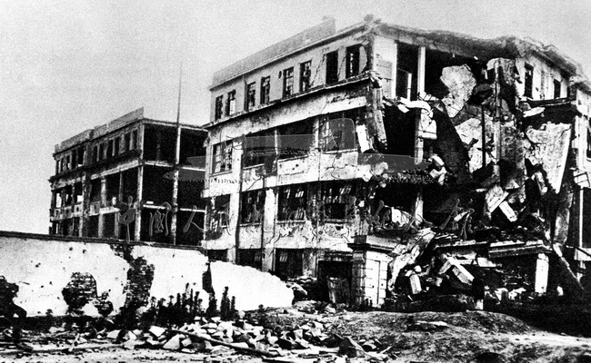 日本侵华期间对中国的文化教育机构肆意摧毁和破坏。图为1932年被日军炸毁的商务印书馆。