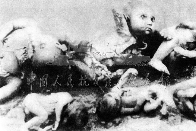 日本投降后，在青岛文化宫地下室发掘出的儿童尸体，他们大都被日军剖腹挖心。