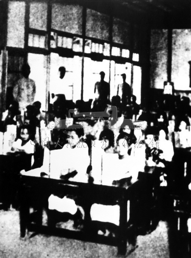 日本殖民者对台湾学童进行歧视性同化和奴化教育。