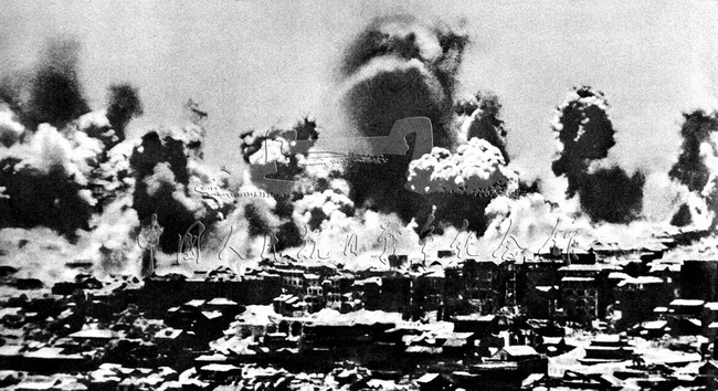日军对中国重庆实行狂轰滥炸，美丽的山城处在一片火海之中。