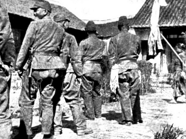 日军排队进入“慰安所”。