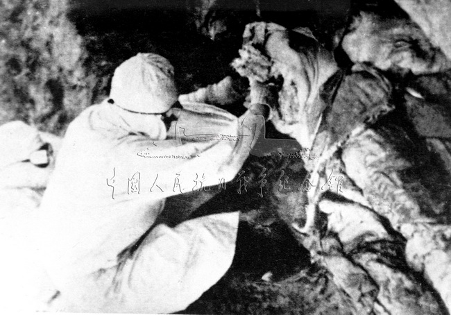 日军细菌部队人员在疫区解剖尸体。
