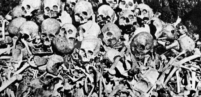 日军在河北承德制造“无人区”时杀害的中国人的遗骨。