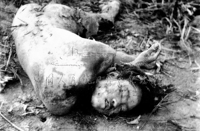 在1943年的日军秋季大“扫荡”中，河北阜平县罗峪村22岁的妇救会主任刘耀梅被日军抓去。她坚贞不屈，惨遭杀害。
