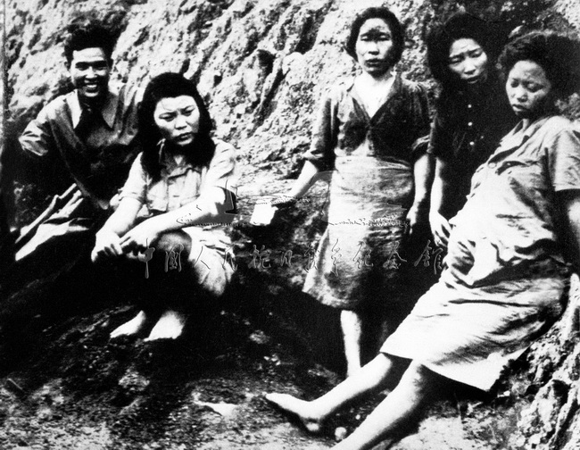中国军队从“慰安所”中解救的妇女。