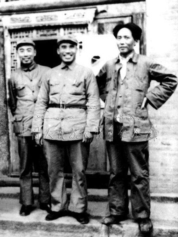 毛泽东（右）、朱德（中）、周恩来（左）在延安。