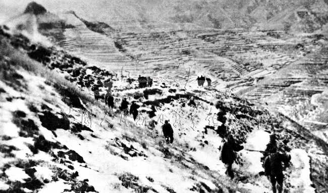 1941年11月，日、伪军5万余人，对山东沂蒙山区进行“铁壁合围”大“扫荡”。八路军第115师和山东纵队在罗荣桓的指挥下，经过艰苦战斗，消灭日、伪军2200余人。图为鲁中八路军战士转战在茫茫大雪之中。