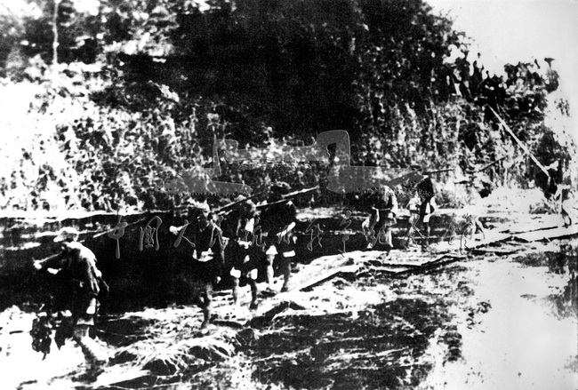 1941年至1943年，华中抗日根据地军民在反“扫荡”、反“清乡”作战中共毙伤日、伪军6万余人，俘获日、伪军3万余人。图为新四军部队在反“扫荡”战斗途中。