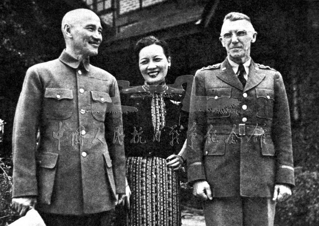 1942年1月2日，中国战区统帅部成立，蒋介石任最高司令，美国史迪威将军任参谋长。图为蒋介石（左）、宋美龄（中）与史迪威（右）的合影。 先