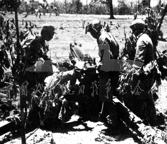 1942年3月，中国远征军第200师与日军主力在缅甸同古及周围地区激战10日，重创日军。图为同古前线的中国炮兵。