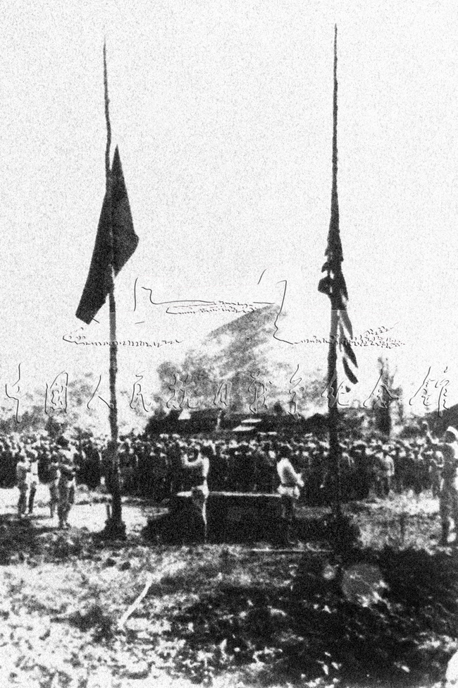 1944年11月，中国远征军攻克龙陵。中美盟军在龙陵举行盛大庆典活动。