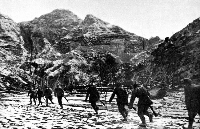八路军在反“扫荡”斗争中收复河北阜平县城后乘胜追击。