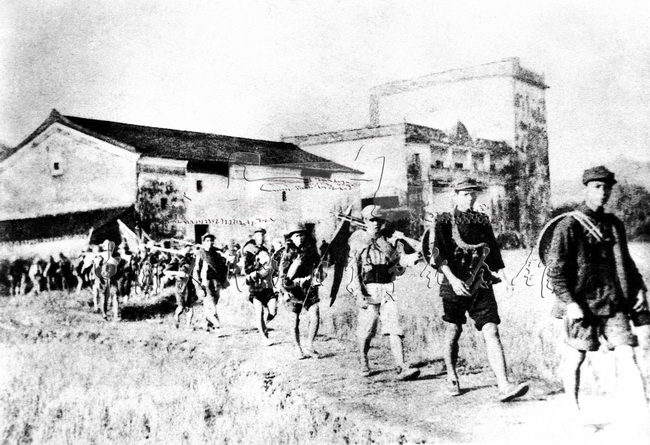 东江纵队在行军途中。
