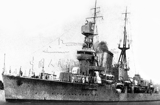 全国抗战开始后，中国海军参加了江阴阻塞防御作战、武汉会战、拱卫陪都重庆作战等。图为1937年9月23日在江阴中弹倾沉的中国宁海号巡洋舰。