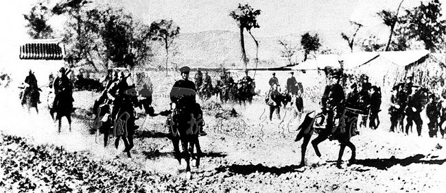 日军占领平津后，沿平汉、平绥和津浦铁路进犯。图为沿平汉铁路侵犯的日军。
