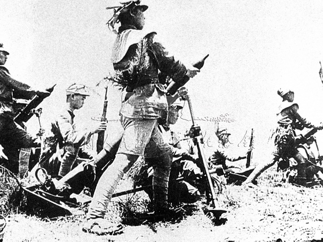 中国军队用迫击炮向日军射击。