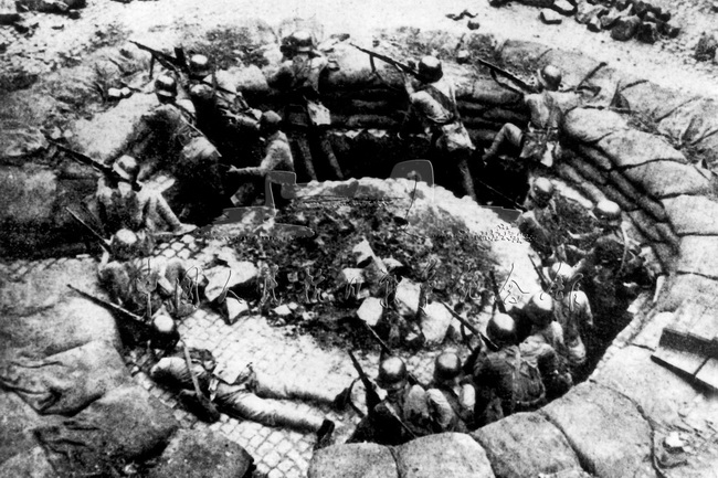 中国军队在上海闸北环形工事内向日军射击。