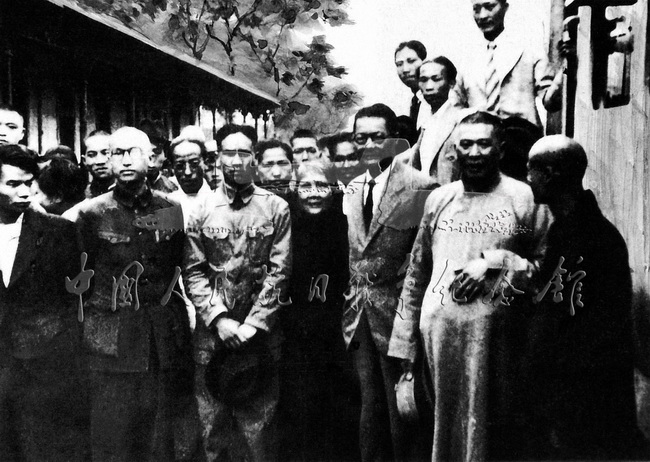 泰国中华总商会主席、爱国侨领蚁光炎积极带领泰国华侨开展抗日救国活动。1939年11月21日在曼谷遇害。图为蚁光炎（前排左五）在泰国宣传抗日。