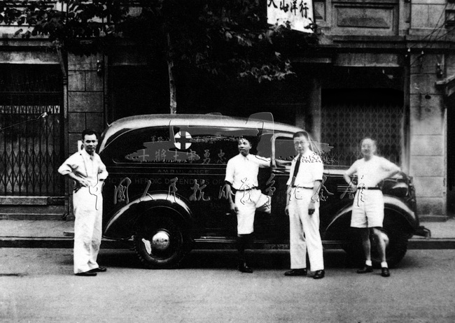 叶剑英（左一）、李克农（右二）在汉口接受美国旧金山华侨洗衣工会捐赠给八路军的救护车。
