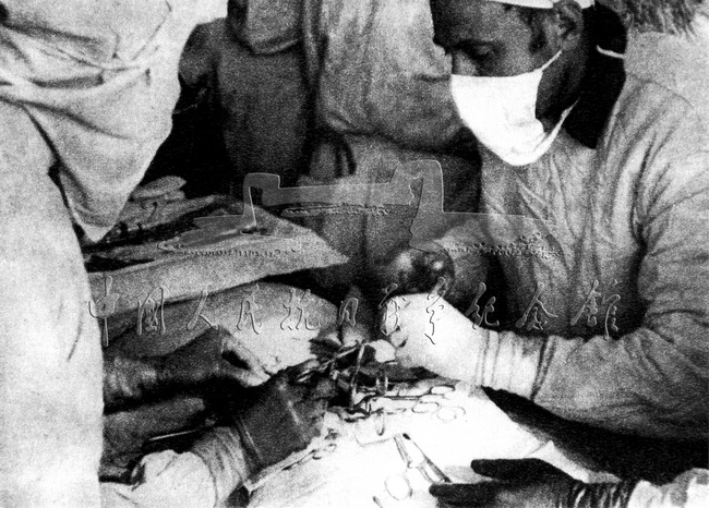 苏联医生阿洛夫在给伤员进行手术治疗。