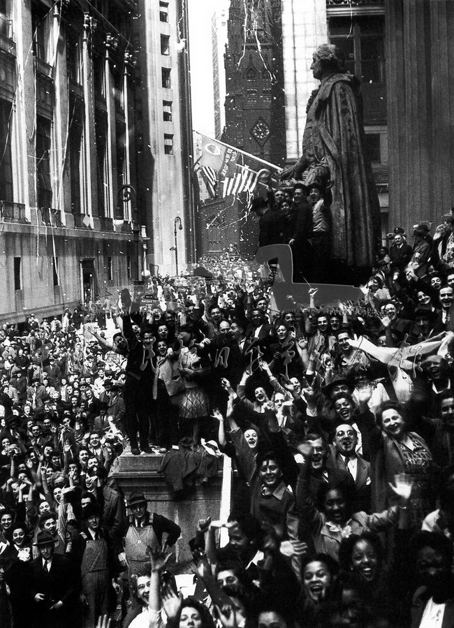 美国纽约民众集会庆祝世界反法西斯战争的胜利。