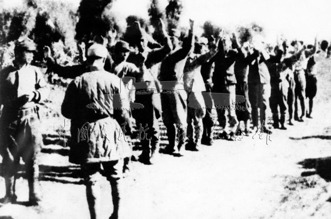日军向中国军队缴械投降。