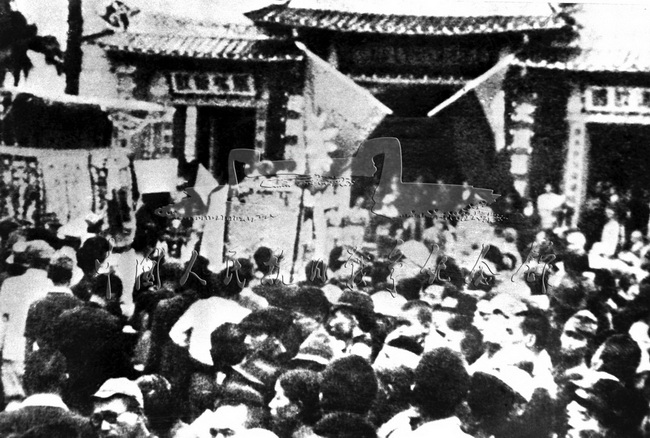 台湾人民庆祝抗战胜利，欢呼台湾回归祖国。