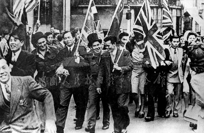 英国伦敦华侨举行庆祝抗战胜利大游行。