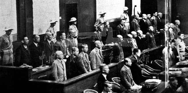 远东国际军事法庭判处东条英机等7名日本甲级战犯绞刑。图为在法庭上受审的日本战犯。