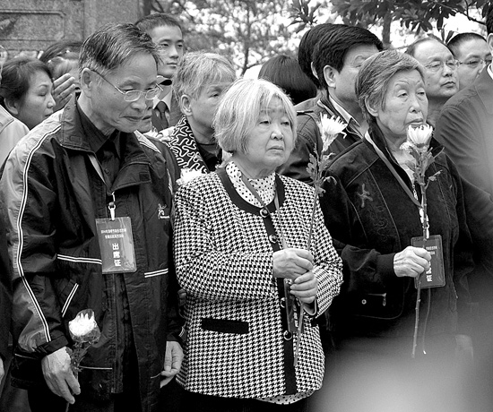 原国民革命军第74军58师师长廖龄奇子女（左起：廖方安、廖方薰、廖方蔚）在父亲墓地前祭奠