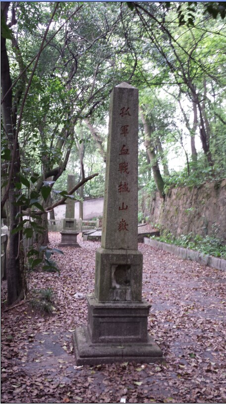 营长龙泽春烈士纪念碑，四四年立的（一）