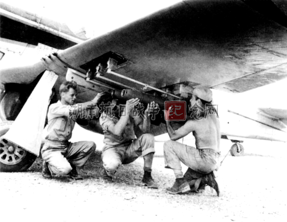 118中队地勤人员为P-51K战斗机装载火箭弹