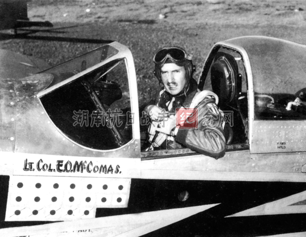 118中队中队长艾德-麦克科马斯中校在他的P-51D战斗机中，他是中国战区的王牌飞行员之一