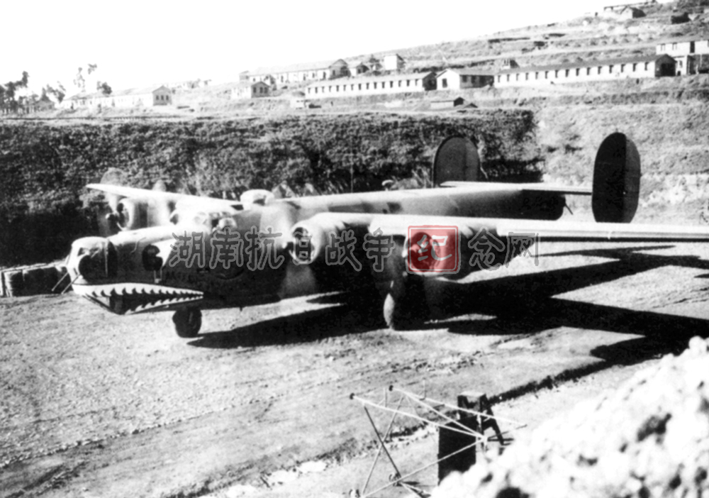 308重型轰炸机大队的一架B-24“解放者”轰炸机离开掩体执行任务