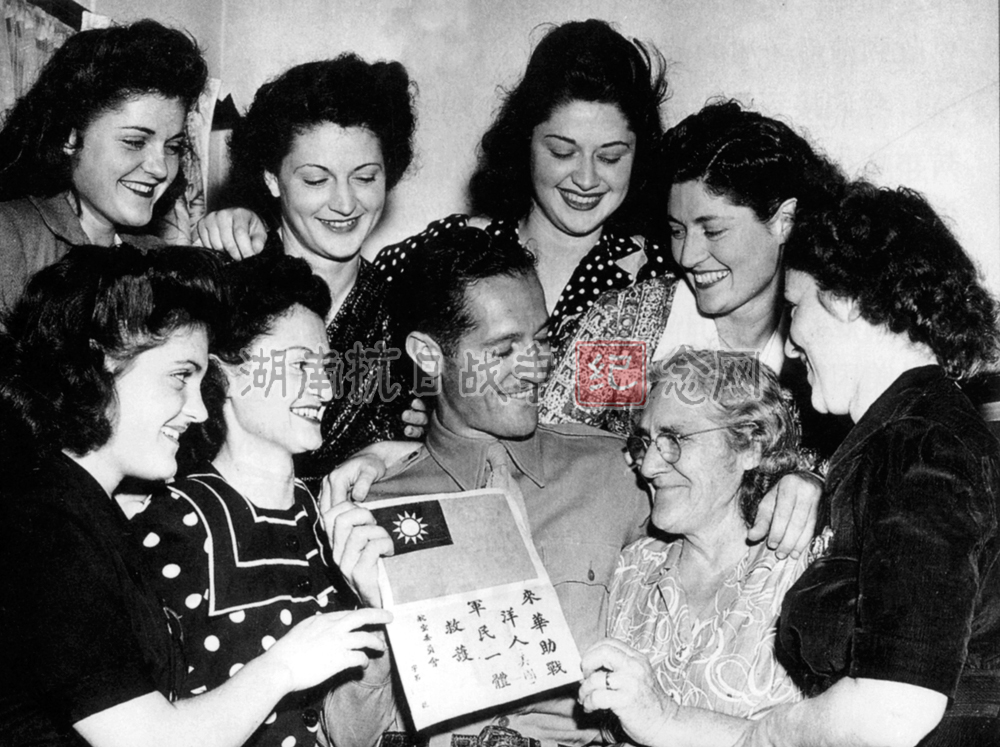 1942年完成了“飞虎队”服役后回到美国旧金山的约翰-R-“迪克”罗西，向其母亲和他的8个妹妹中的7个妹妹展示他用过的“血幅”。