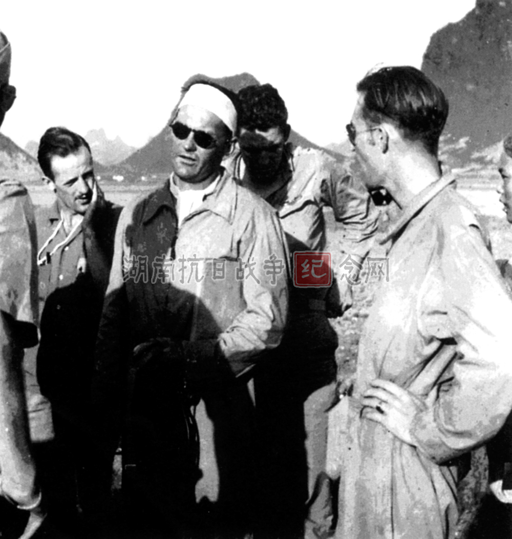 1942年春在桂林，查尔斯-R-邦德（头上有绷带者）与其他飞行员一起讨论刚刚过去的战斗