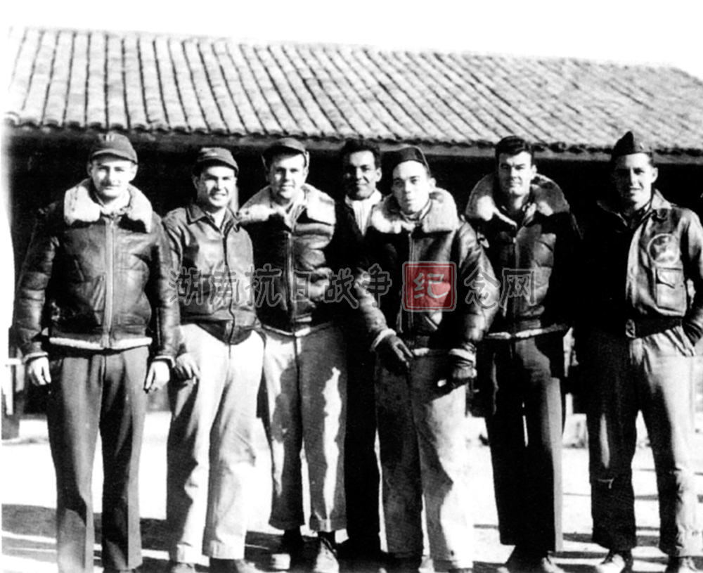 1944年11月，唐纳德-S-洛佩斯（右一）与其他飞行员及地勤人员在芷江