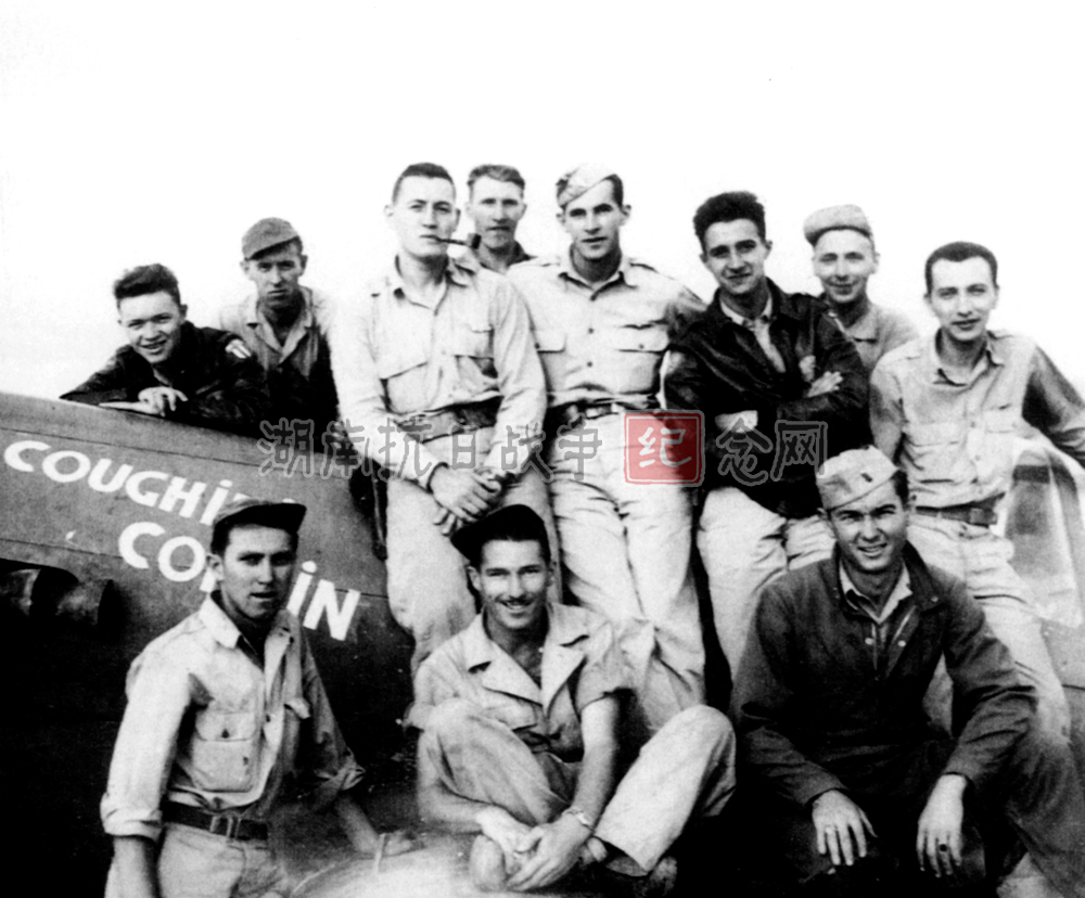 1944年夏，克利夫德-R-隆（后排左一）与25战斗机中队的飞行员在云南驿机场