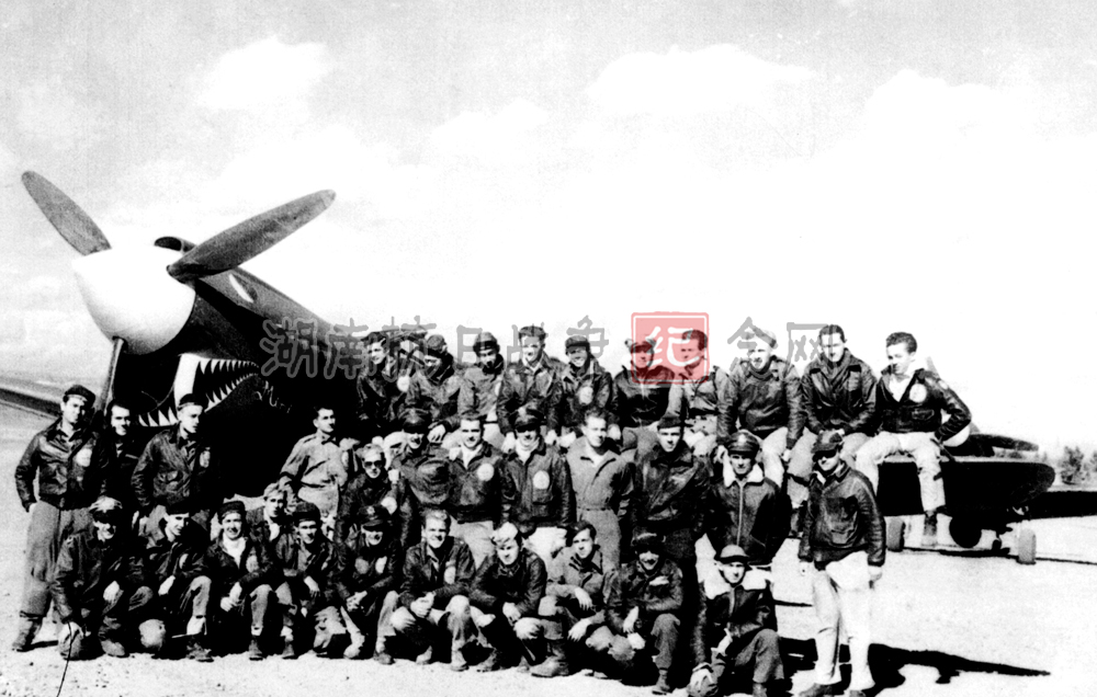 1944年初，保罗-S-罗耶在云南驿与25战斗机中队（“阿萨姆之龙”中队）的其他飞行员在一起