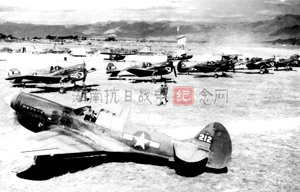 1945年在保山机场的25中队的战斗机。中排左四为克利夫德-R-隆的战斗机