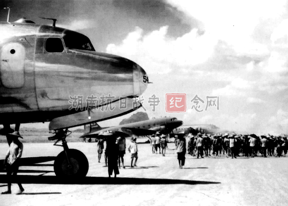 1945年在柳州机场修筑跑道的中国民工。图中飞机为C-46和C-47运输机