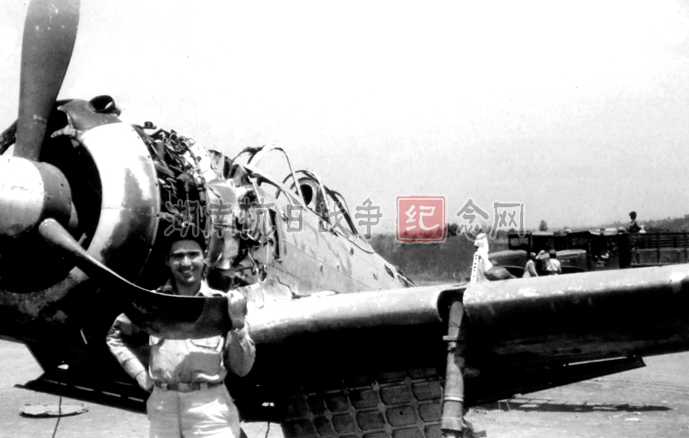1945年乔治-塞勒在被击毁的一架日军“奥斯卡”战斗机前。摄于缅甸密支那