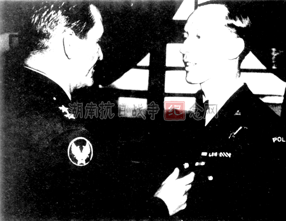 陈纳德于1943年向维托德-厄本诺维茨授勋