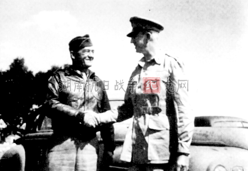 陈纳德于1945年5月与来接替他指挥14航空队的魏德迈将军握手话别